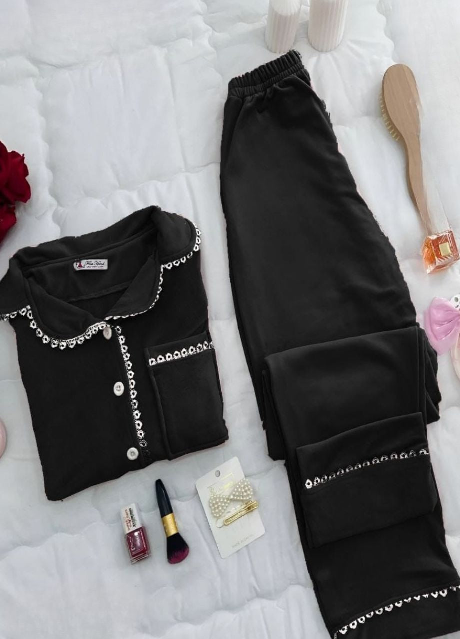 بيجامه قطيفه مزوده بازرار وجيب من عند الصدر