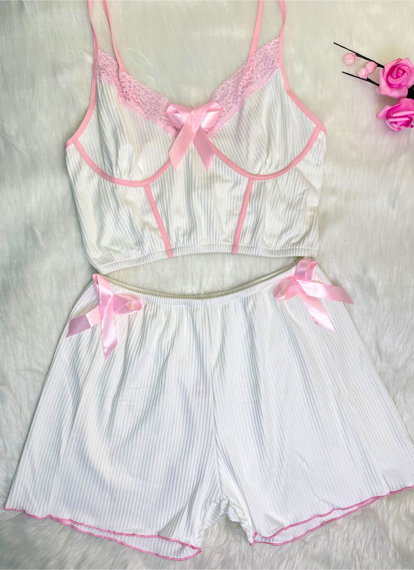 بيجامه شورت مزوده بدانتيل من عند الصدر