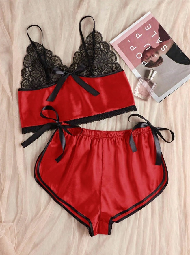 بيجامة شورت ستان مزوده بدانتيل من الصدر