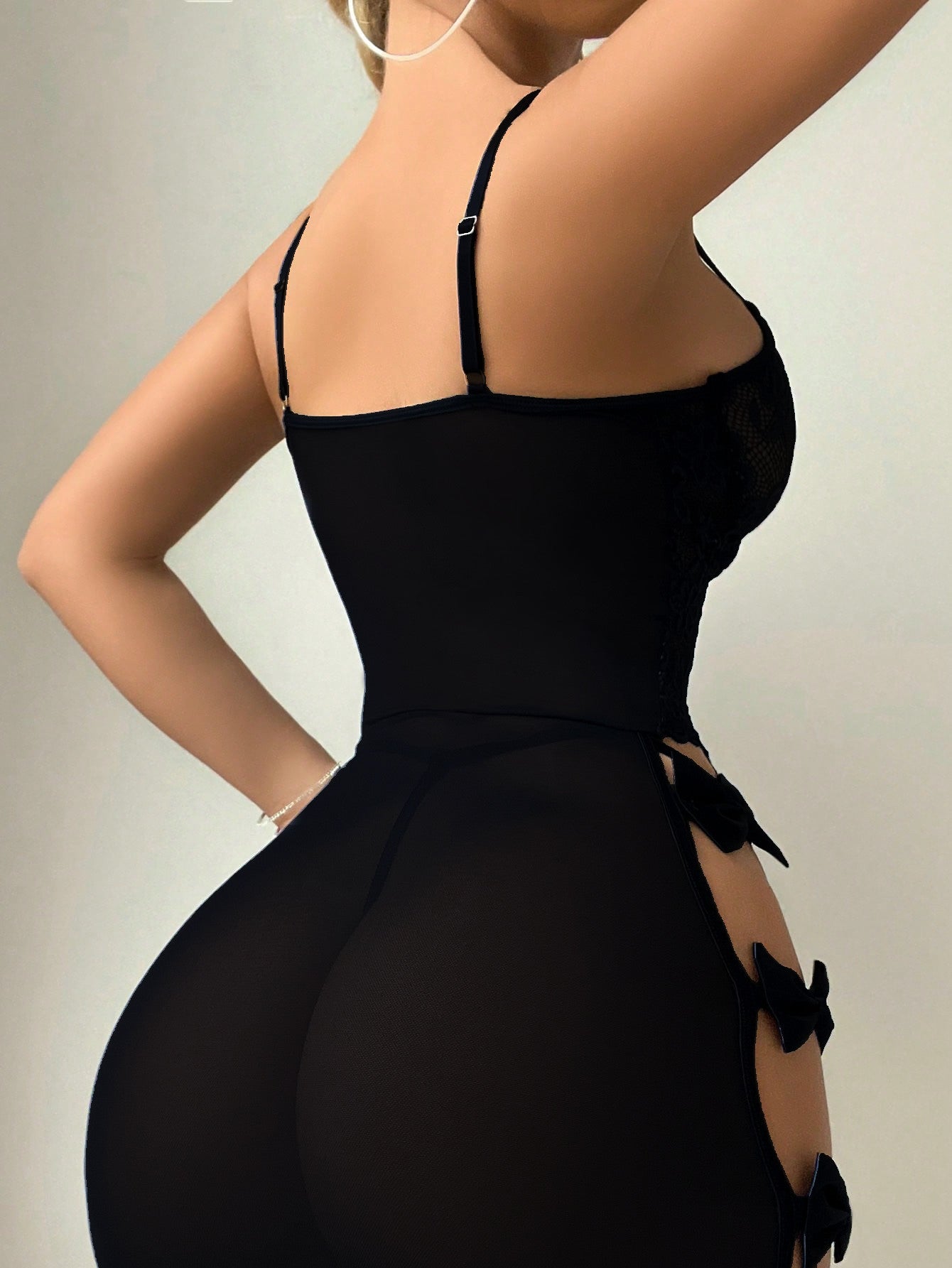 لانجيري قصير مزود بفيونكات من الجانب