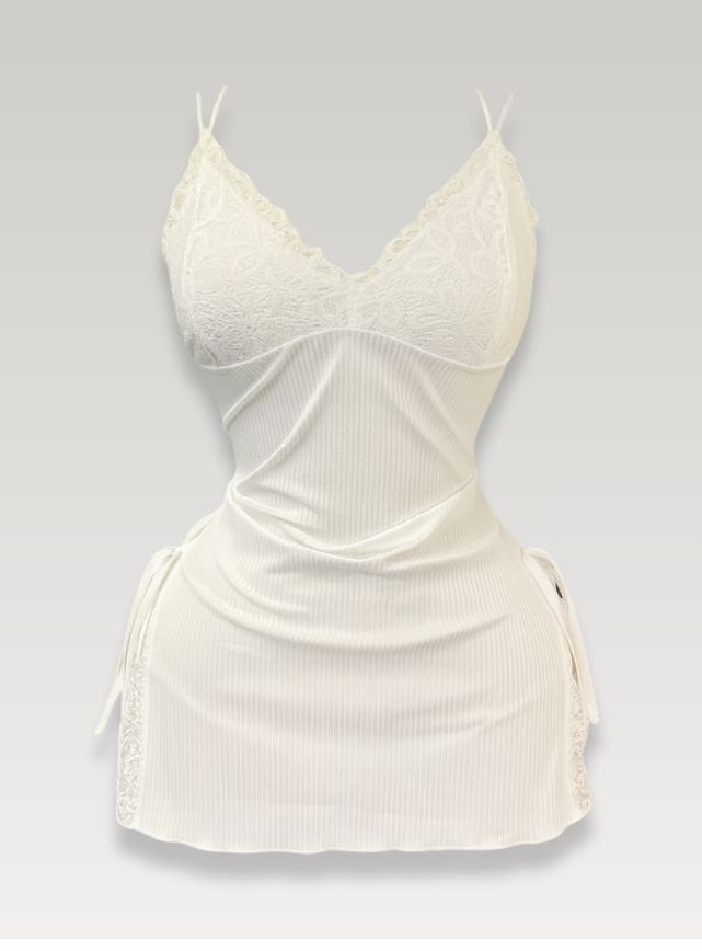 كاش ابيض مزود بدانتيل وفتحات من الجنب