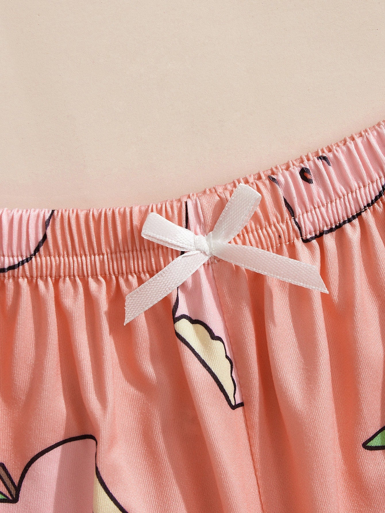 بيجامه بحماله رفيعه بطبعه الخوخ